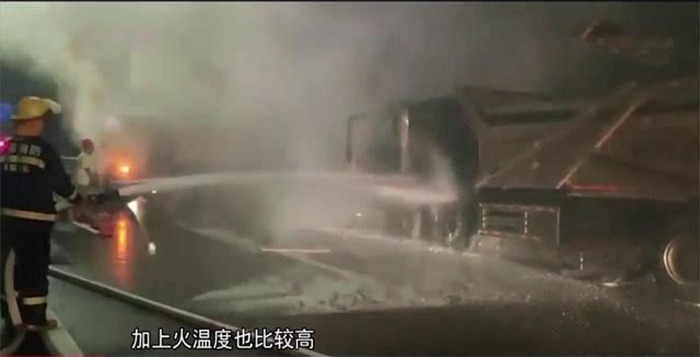 广东深圳：盐田一高速隧道入口处发生5车连撞事故