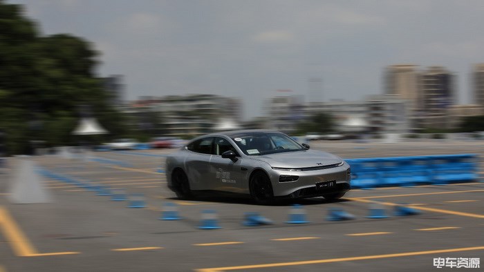 更懂中国消费者喜好的智能轿跑 试驾体验小鹏P7
