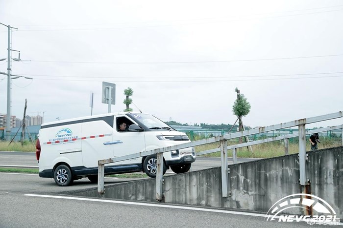 经济实惠有实力 北汽EV5亮相第六届挑战赛