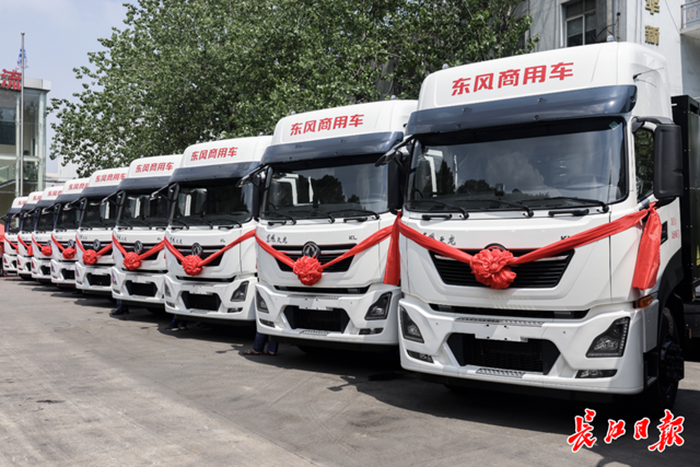一次性投放50辆新能源重型卡车，武汉首座重卡换电站建成