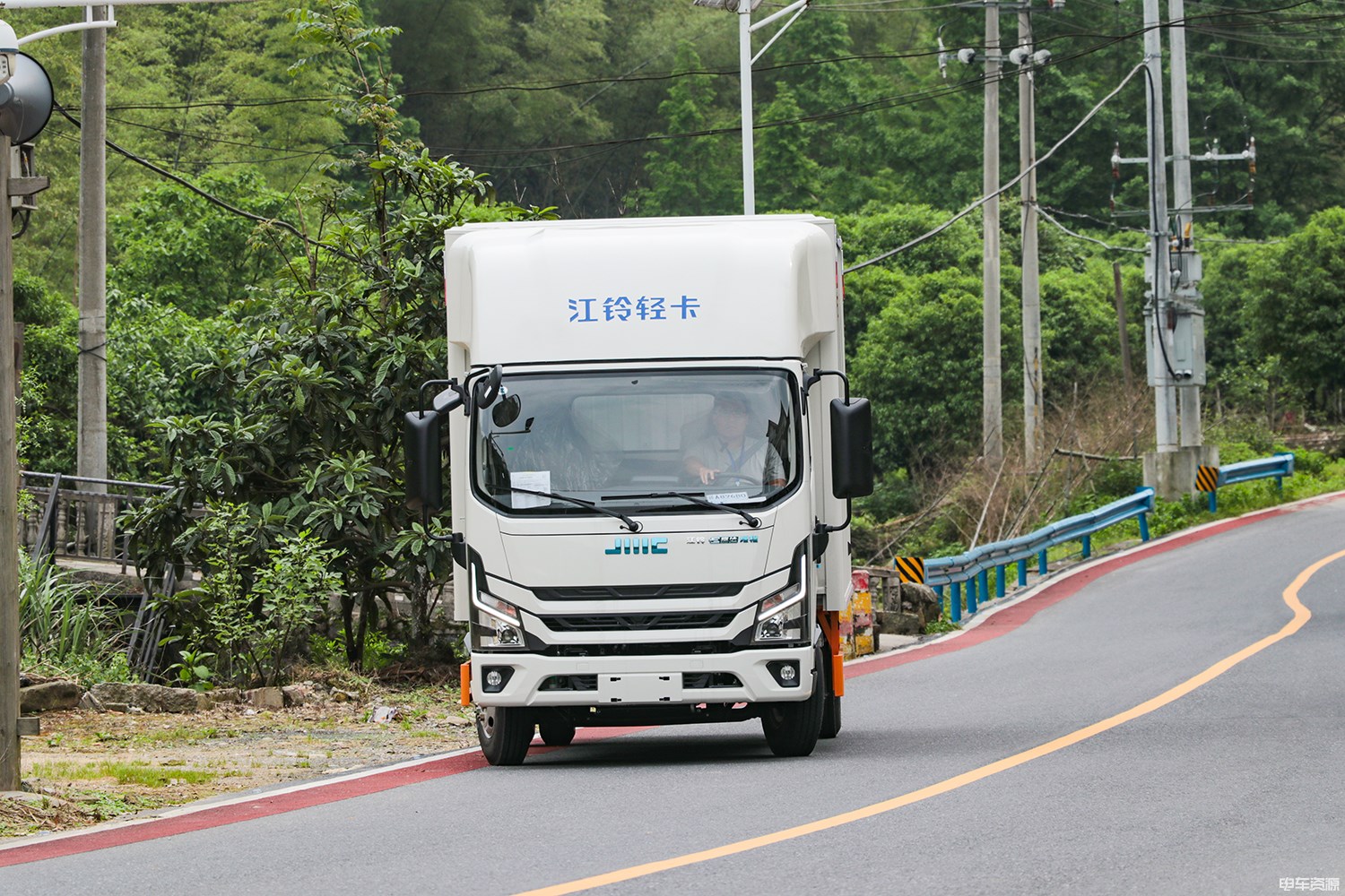 高端轻卡的实力演绎 山路试驾江铃E路达增程