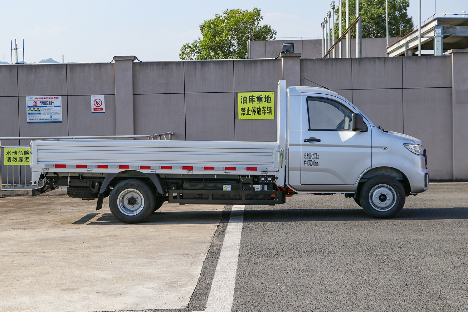 2023款 雷驰汽车小卡 栏板 宁德时代55.7kWh（HLD1040P1E5BEV）-小卡图片