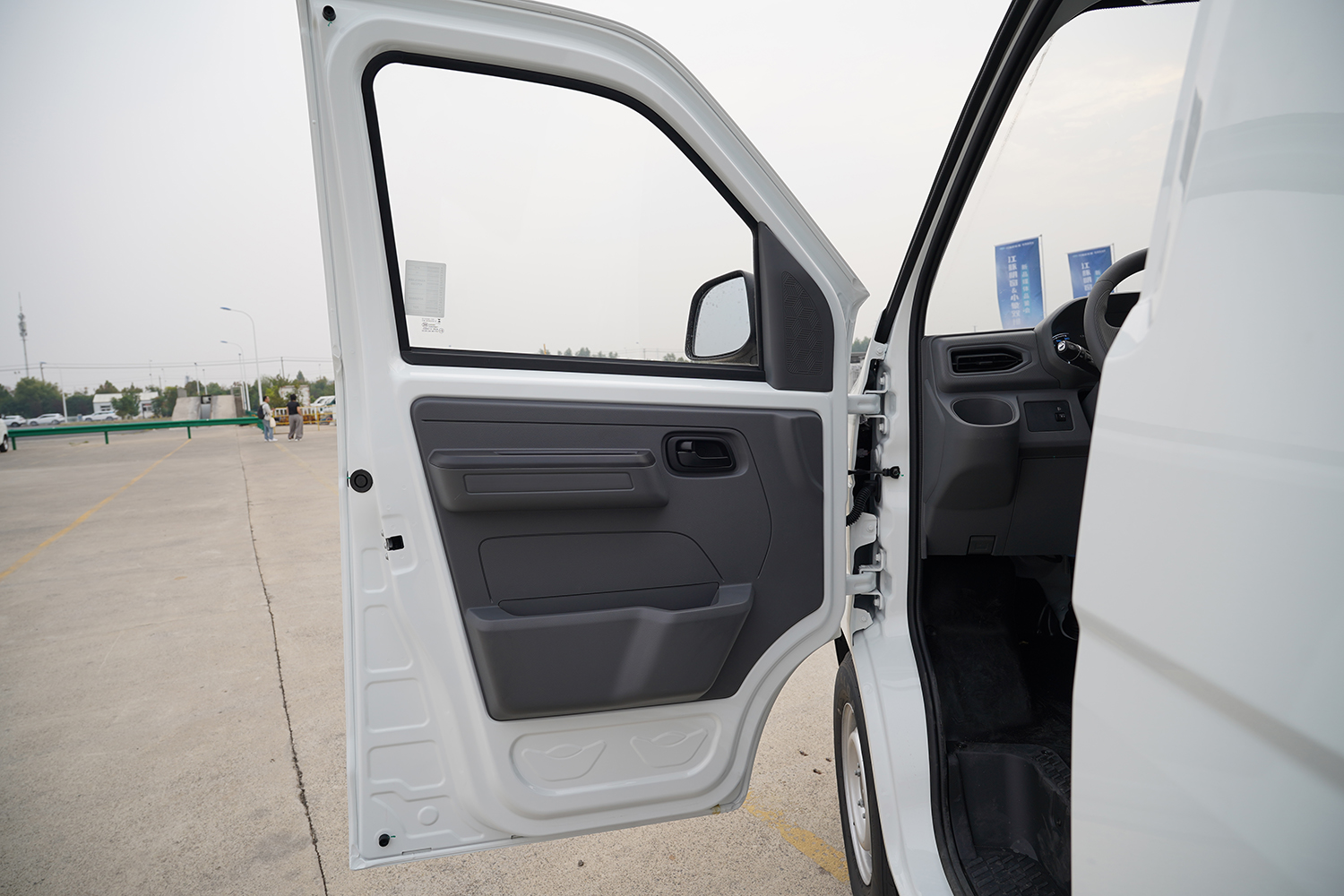 2024款 江豚E5 明窗 瑞露科技36.8kWh（SQR6450BEVK13）-明窗面包车图片