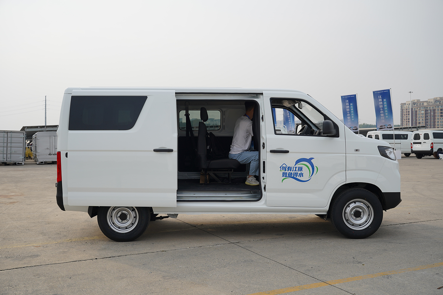 2024款 江豚E5 明窗 瑞露科技36.8kWh（SQR6450BEVK13）-明窗面包车图片