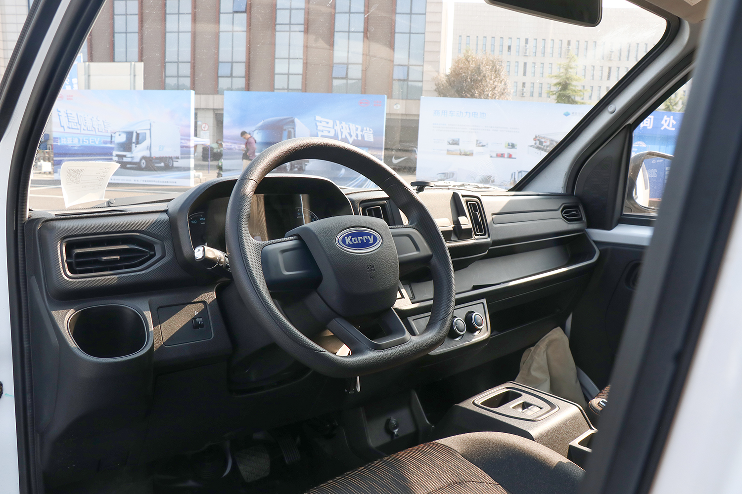 2024款 江豚E7 明窗 瑞露科技41.86kWh（SQR6520BEVK13）-明窗面包车图片