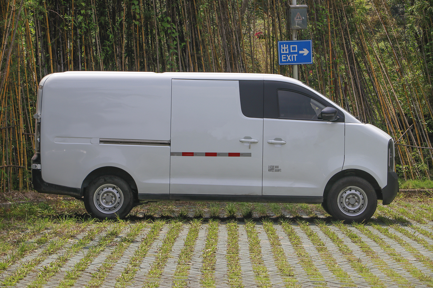2025款 金琥EV70 宁德时代41.86kWh（JX5039XXYTEA-MBEV）-中面图片