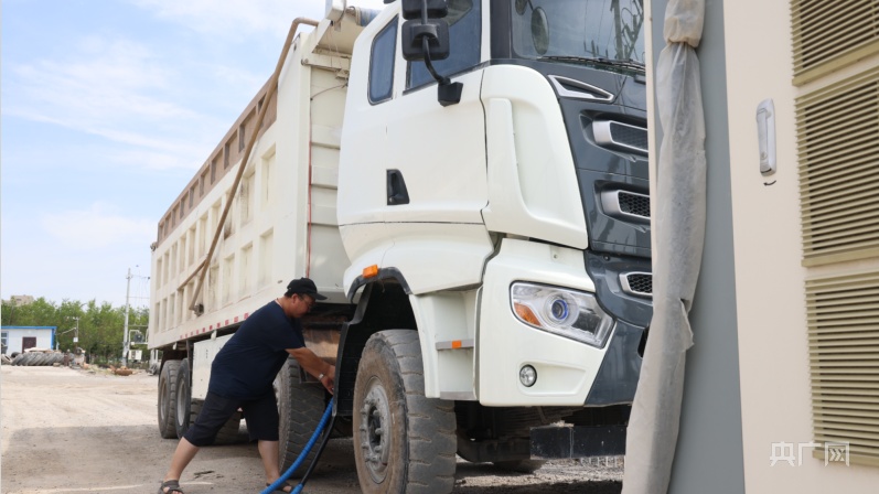 博乐市首批纯电动重型卡车投入运营