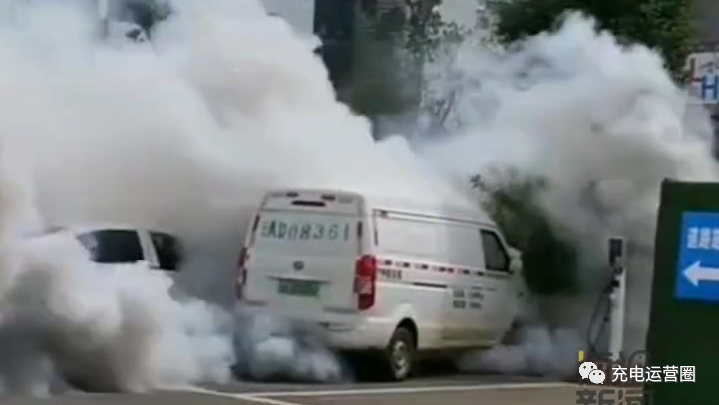 上海一新能源汽車充電時起火 現場濃煙滾滾