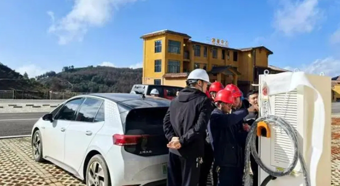 四川金阳县首建三座公共充电站 为绿色出行“赋能续航”