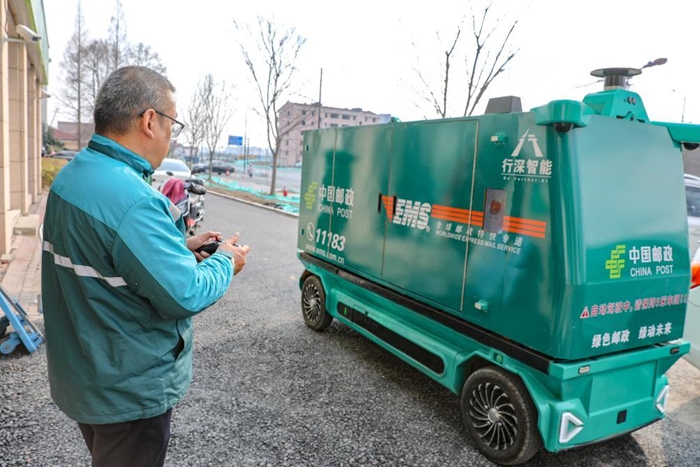上海首批邮政无人投递车“上岗”